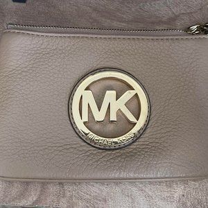 michael kors pebbled leather tan wristlet emblem classic